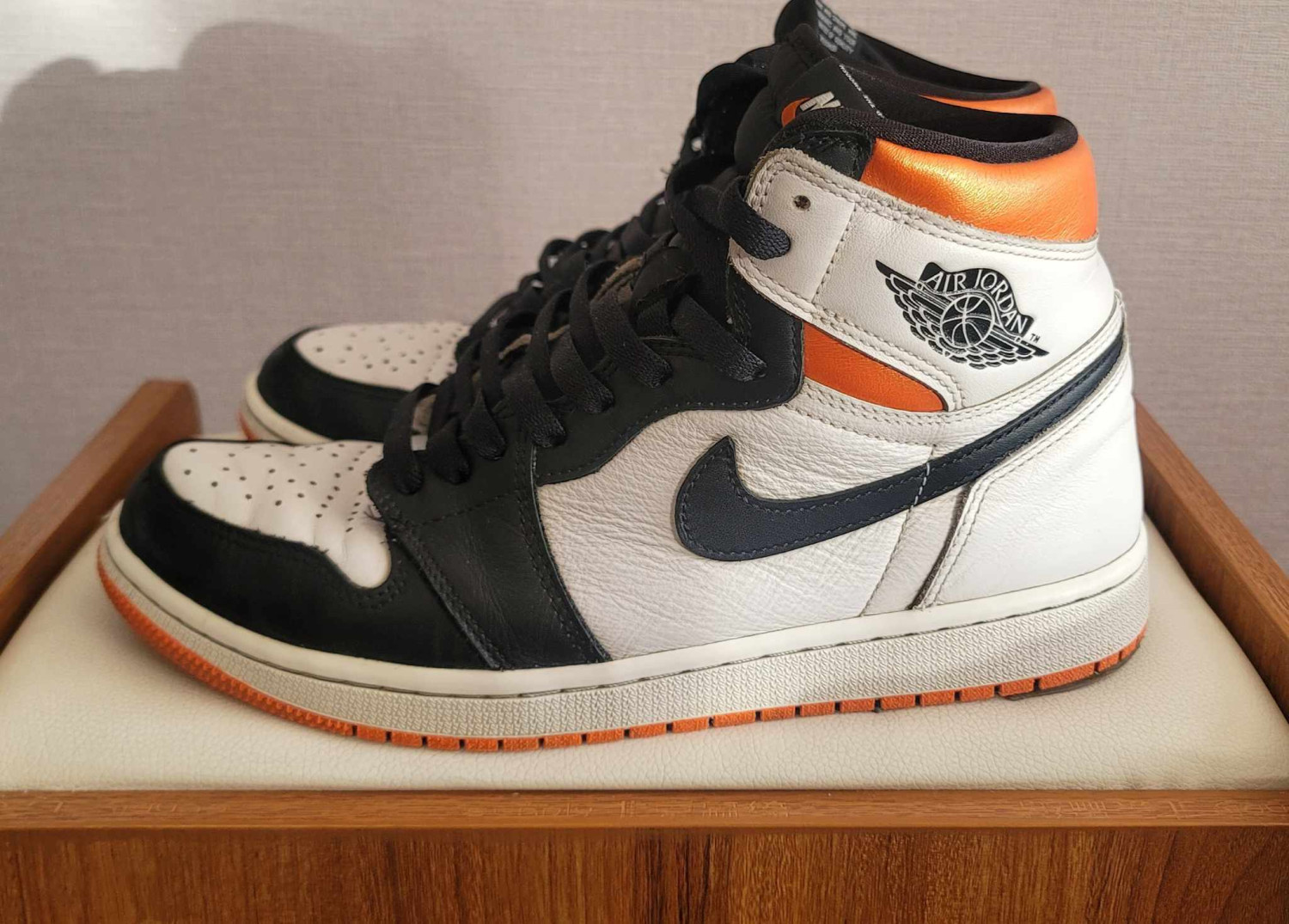 Jordan 1 retro High electro orange